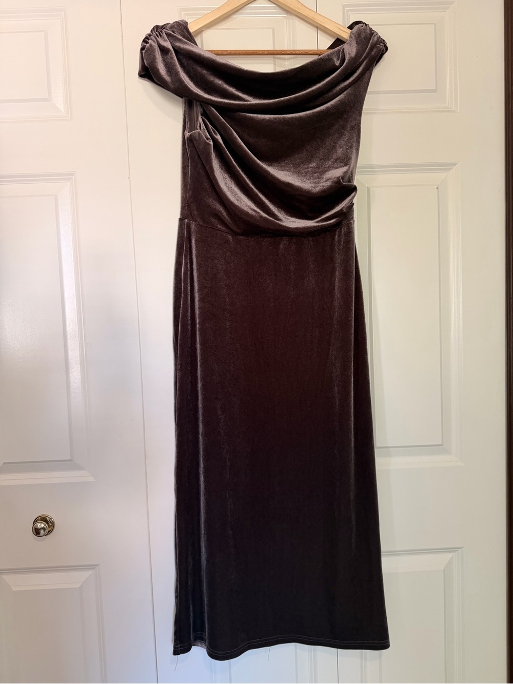 Astr The Label One-Shoulder Velvet Midi Dress wedding guest - Picture 3 of 4
